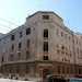 Torniamo quindi indietro. Superato sulla sinistra lonnipresente Redentore, arriviamo allincrocio con via don Bosco, dove si erge il monumentale casa degli alluvionati. Si tratta di un edificio storico, costruito nel 1928 per dare un tetto a coloro che erano rimasti senza casa dopo la tragica alluvione che colp Bari il 6 novembre 1926
